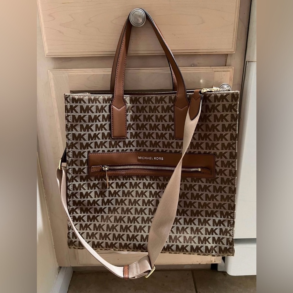 LIKE NEW (gently used) Michael Kors Kenly Large Signature Tote